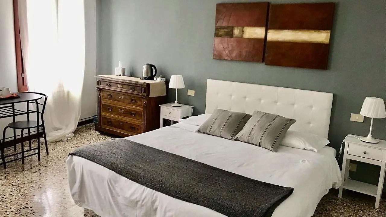 Venice And Venice Apartments - Private Rooms In Shared Apartment