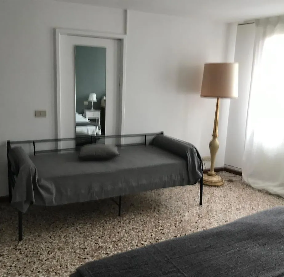 Guest house Venice And Venice Apartments - Private Rooms In Shared Apartment