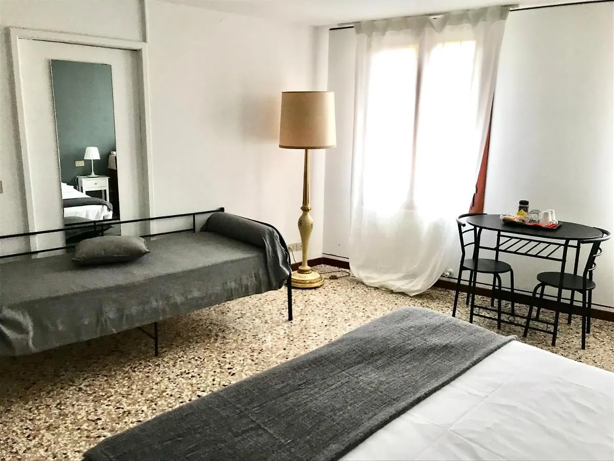 Venice And Venice Apartments - Private Rooms In Shared Apartment Guest house