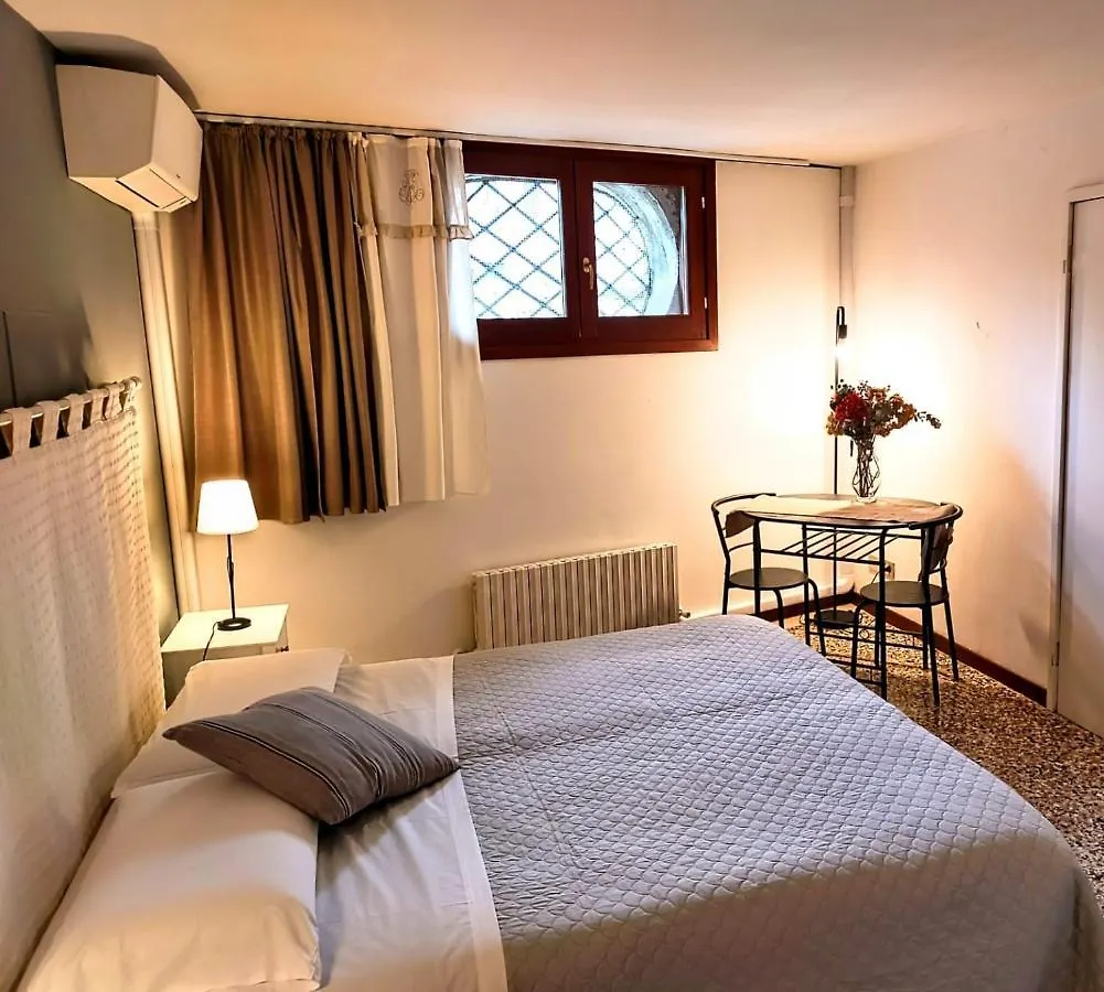 Venice And Venice Apartments - Private Rooms In Shared Apartment Guest house