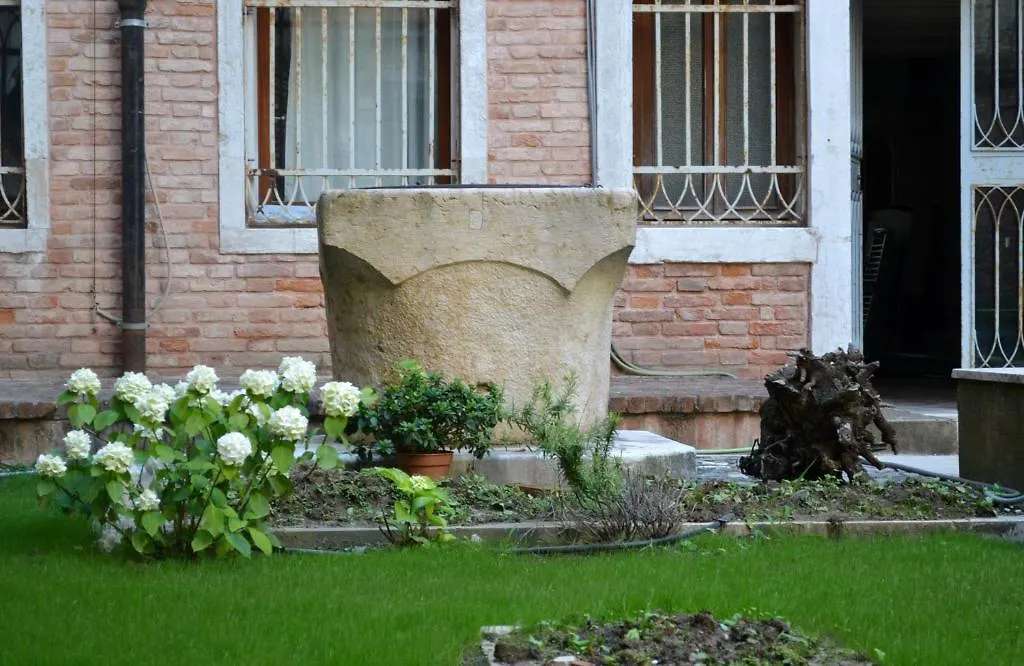 Venice And Venice Apartments - Private Rooms In Shared Apartment