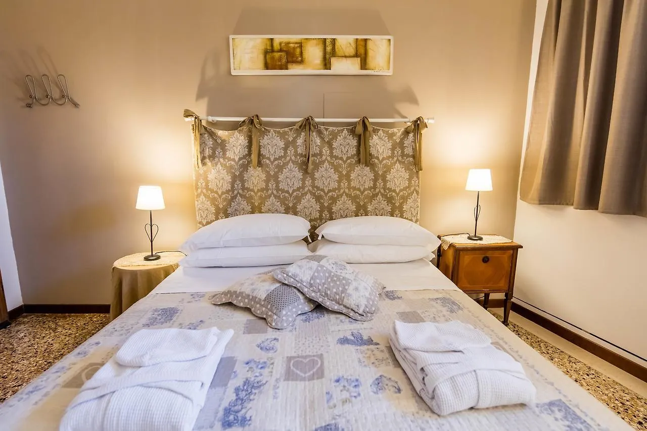Venice And Venice Apartments - Private Rooms In Shared Apartment Italy