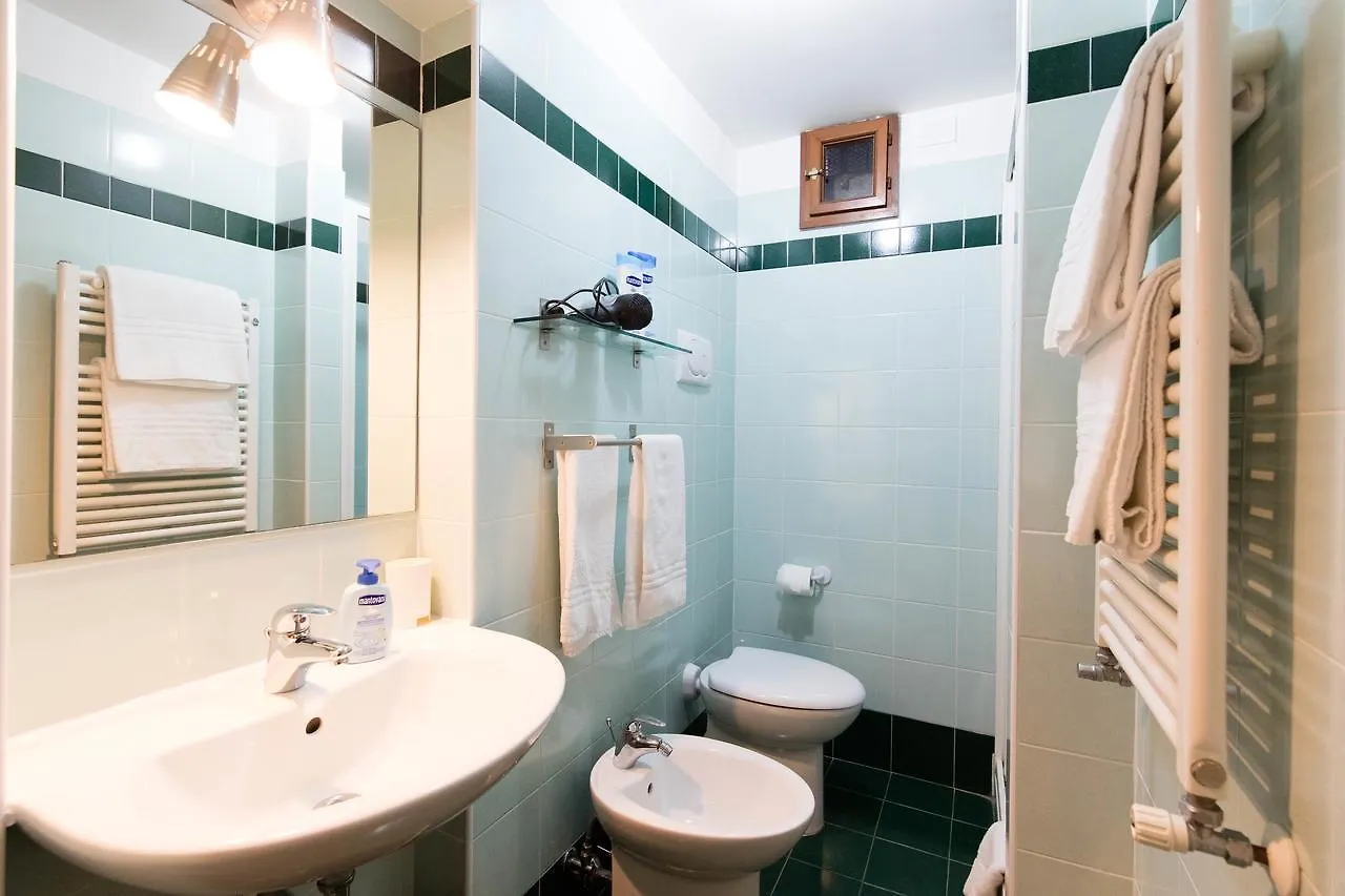 Venice And Venice Apartments - Private Rooms In Shared Apartment Guest house