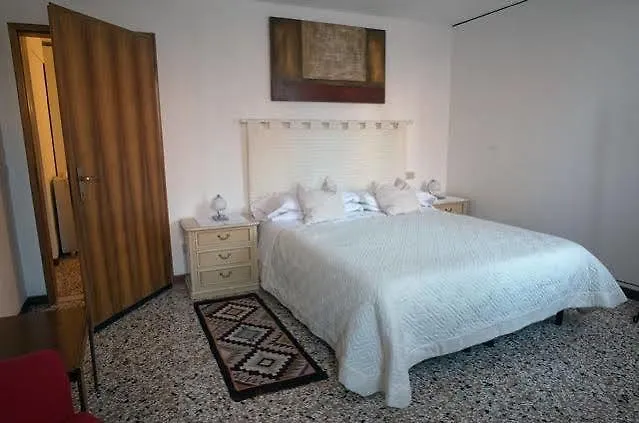Guest house Venice And Venice Apartments - Private Rooms In Shared Apartment
