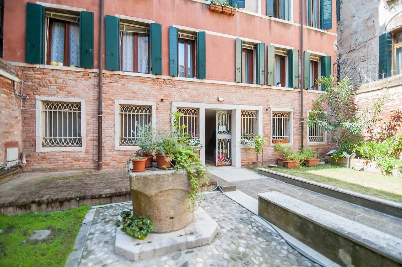 Venice And Venice Apartments - Private Rooms In Shared Apartment Italy