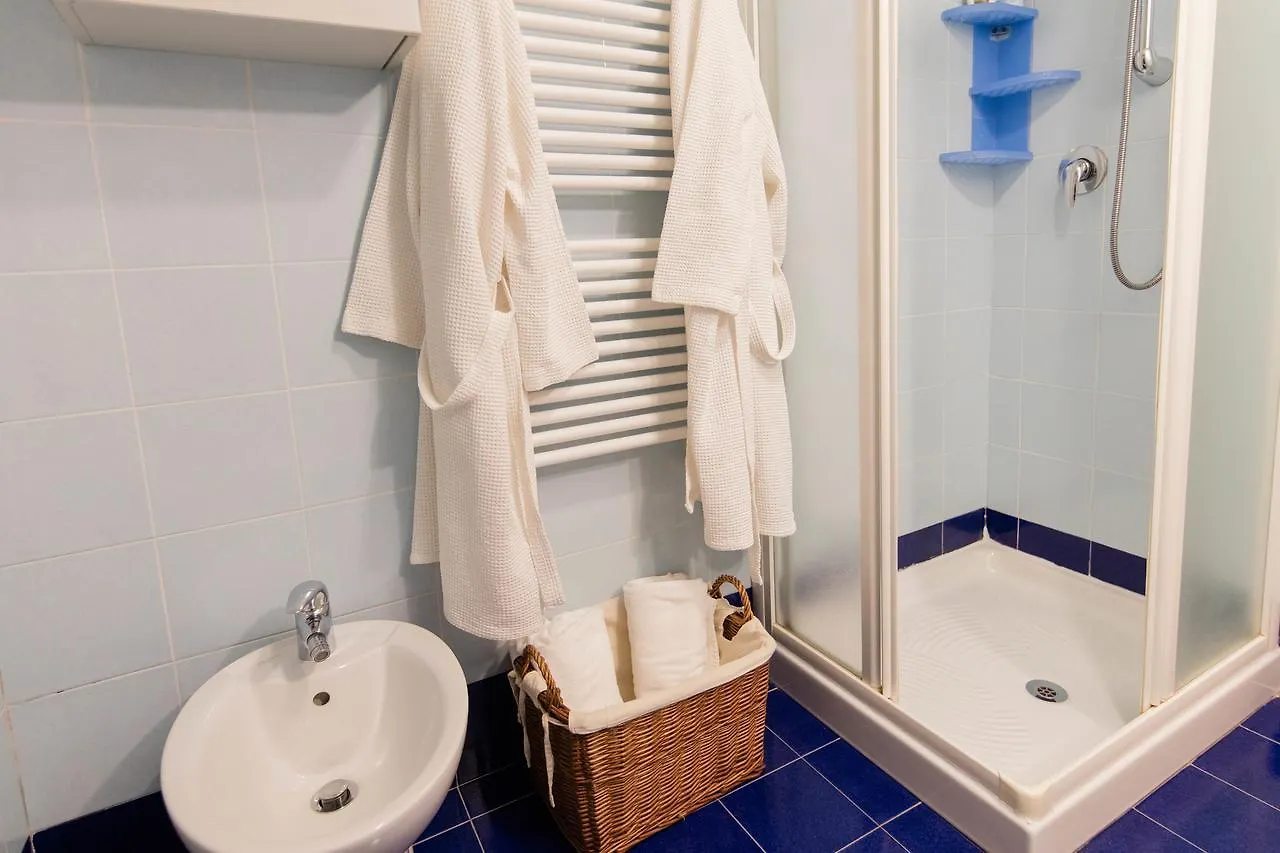 Venice And Venice Apartments - Private Rooms In Shared Apartment