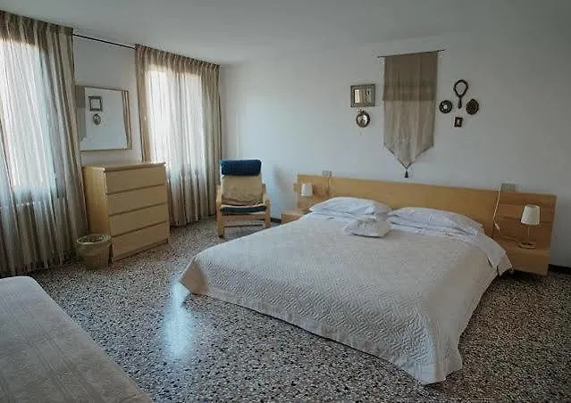 Guest house Venice And Venice Apartments - Private Rooms In Shared Apartment