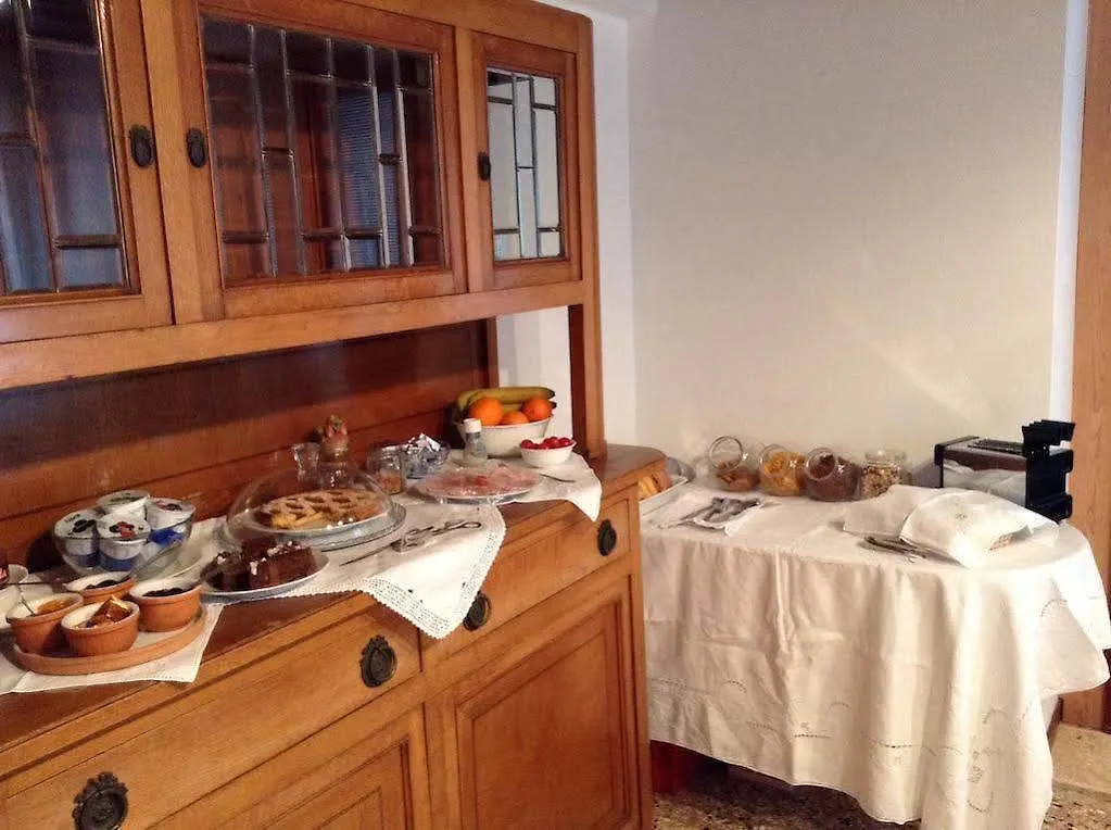 Venice And Venice Apartments - Private Rooms In Shared Apartment